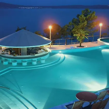 Amazing In With 2 Bedrooms, Wifi And Swimming Pool Апартаменты