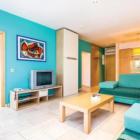 Amazing In With 2 Bedrooms, Wifi And Swimming Pool Нови-Винодолски