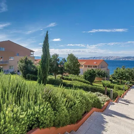 Amazing In With 2 Bedrooms, Wifi And Swimming Pool Апартаменты Нови-Винодолски