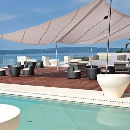 Amazing In With 2 Bedrooms, Wifi And Swimming Pool * Нови-Винодолски