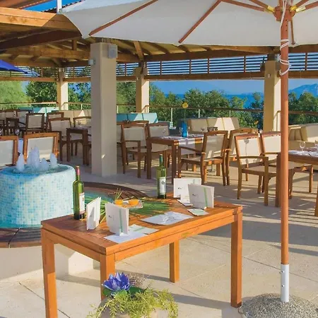 Amazing In With 2 Bedrooms, Wifi And Swimming Pool