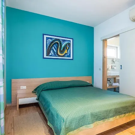 Апартаменты Amazing In With 2 Bedrooms, Wifi And Swimming Pool Нови-Винодолски