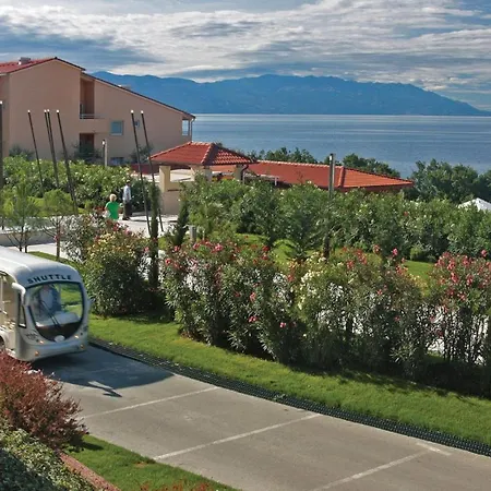 Amazing In With 2 Bedrooms, Wifi And Swimming Pool Апартаменты *